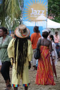 Tobago liegt Musik: Das Jazzfestival am Parlatuvier Beach im Frühjahr lockt Musikliebhaber aus vielen Lädern an. Gefeiert wird gern auf Tobago, irgendein Festival scheint immer gerade stattzufinden - Carnival, Food Festival, Herbstfest, Drachenbootfestival, Fisherman’s Festival, Goat and Crab Race, Heritage Festival.