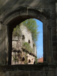 Das Kloster Gerode in Sonnenstein ist ein ehemaliges Benediktinerkloster, das heute zum „Weg der Mitte“, einem Gesundheits-, Ausbildungs- und Kulturzentrum gehört. Auf dem weitläufigen Gelände gibt es Gästezimmer, ein Klostercafé und einen Heilpflanzengarten. – Foto: Dieter Warnick