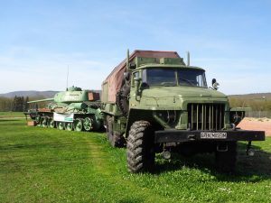 Millitärische Fahrzeuge aller Art sind im Grenzmuseum Schifflersgrund zu sehen, wie dieser Panzer und der sowjetische Lastkraftwagen Ural. – Foto: Dieter Warnick