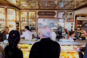 Pasteis de Nata gehören wie Cristiano Ronaldo zu Portugal. Die Vanilletörtchen schmecken köstlich und sind nicht nur in Lissabon heiß begehrt.