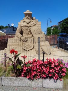 Sandskulpturen an der Promenade lassen den Besucher nicht so einfach vorübergehen. - Foto: Dieter Warnick