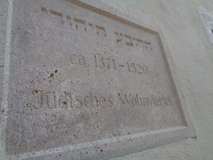 Rothenburg IV: … und jene Gedenktafel erinnert an das jüdische Wohnviertel in der Zeit von 1371 bis 1520. - Foto: Dieter Warnick