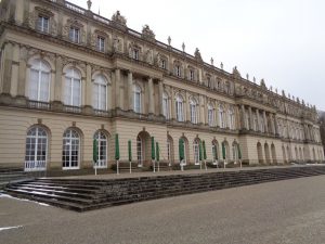 Schloss Herrenchiemsee war das letzte Bauprojekt, das Ludwig II. in Angriff nahm. Es verfügt über 70 Räume, von denen allerdings 50 nicht fertiggestellt wurden und nach wie vor im Rohbau sind. - Foto: Dieter Warnick