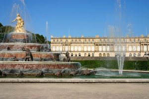 Schloss Herrenchiemsee war das letzte Bauprojekt, das Ludwig II. in Angriff nahm. Es verfügt über 70 Räume, von denen allerdings 50 nicht fertiggestellt wurden und nach wie vor im Rohbau sind. - Chiemsee-Alpenland Tourismus