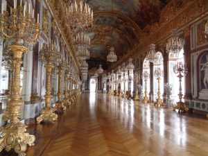 Der Spiegelsaal bildet den Höhepunkt der prachtvollen Räumlichkeiten in Schloss Herrenchiemsee. - Foto: Dieter Warnick