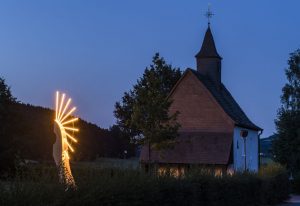 In Eslohe, am Dampf-Land-Leute-Museum und in Nachbarschaft zur Rochus-Kapelle, haben die Kölner Künstler Katerina Kuznetcowa und Alexander Edisherov die Lichtskulptur „Zwei Quellen“ geschaffen. – Foto: Schmallenberger Sauerland Tourismus / Klaus-Peter Kappest