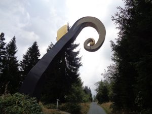 Dieser mächtige Krummstab, der einen Bischofsstab symbolisieren soll, gehört zu elf Kunstwerken, die Wanderer auf dem Waldskulpturenweg Wittgenstein-Sauerland vorfinden. – Foto: Dieter Warnick