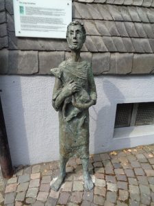 „Der junge Schafhirte“ in der Weststraße von Schmallenberg soll an das Mittelalter erinnern, in dem die Stadt durch das von den Einwohnern betriebene Wollgewerbe Bedeutung erlangt hatte. Zahlreiche Handwerke lebten in und um Schmallenberg von der Herstellung und Verarbeitung von Wolle und Tüchern, und das bis in die heutige Zeit. Das in Schmallenberg ansässige Familienunternehmen „Falke“ stellt vor allem hochwertige Strumpf- und Stickwaren her. Insgesamt beschäftigt die Falke-Gruppe 3200 Mitarbeiter im In- und Ausland. – Foto: Dieter Warnick