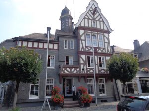 : Dieses Haus in der Weststraße vereint alle Merkmale der Schmallenberger Architektur: fünf Achsen, das heißt fünf Fensterreihen, Schieferfront und Schieferdach sowie reichlich Fachwerk. – Foto: Dieter Warnick