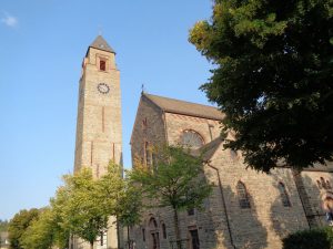 Die Pfarrkirche St. Alexander in Schmallenberg stammt aus dem 13. Jahrhundert. Nachdem der Kirchturm im Jahr 1905 abgerissen wurde, musste dieser 1996 nach Feuchtigkeitsproblemen erneut beseitigt werden. In den darauffolgenden Jahren entstand ein mächtiger, alleinstehender Turm (Campanile), der bald als ein architektonisches Meisterwerk und Wahrzeichen der Stadt gelobt wurde. – Foto: Dieter Warnick