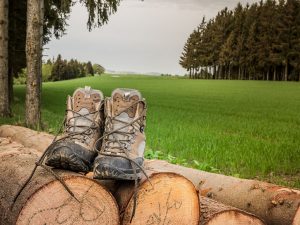 Wanderschuhe machen Pause im Frankenwald. - Foto: Naturpark Frankenwald & Maria Setale