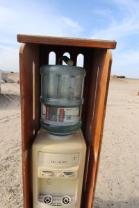 Plastikmüll vermeiden: Im Camp sind an vielen Stellen Wasserspender aufgestellt, hier können sich die Gäste gratis bedienen – und ihre einmal gekaufte Wasserflasche immer wieder benutzen.