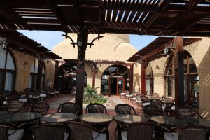 Die Terrasse des Restaurants: Hier können die Taucher nach Herzenslust fachsimpeln, sich über ihre Erlebnisse austauschen, Fotos bewundern und gemütliche Abende verleben.