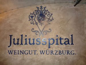 Seit über 440 Jahren bestehen die Stiftung Juliusspital und ihr Auftrag, mildtätig und gemeinnützig für das Wohl von Alten, Kranken und Bedürftigen einzutreten. – Foto: Dieter Warnick