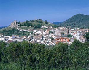 Aracena: Altstadtbauten aus Barock und Renaissance, umgeben von einer Berglandschaft. Foto: TURESPAÑA-Frankfurt 