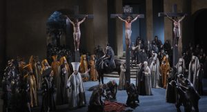 Die Kreuzigung. Jesus hängt dabei 25 Minuten am Kreuz. „Eine starke physische Leistung“, wie Frederik Mayet betont. – Foto: Passionsspiele Oberammergau 2020