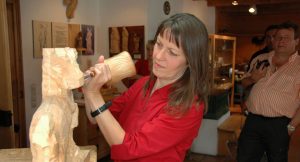 Holzbildhauerin Helga Stuckenberger verkörpert eine der weinenden Frauen. – Foto: Marlis Heinz | Ammergauer Alpen GmbH