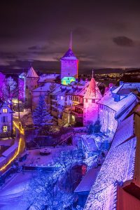 Während des Festivals verwandeln die Lichtkünstler von Spectaculaires aus der Bretagne zentrale Gebäude und Straßen in eine geheimnisvolle Welt. - Foto: Carim Jost