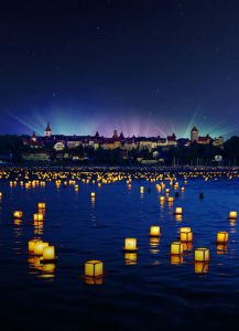 Allabendlich verwandelt sich der Murtensee in ein Lichtermeer voller schwimmender Laternen, die die Besucher mit ihren Wünschen versehen haben. - Foto: Carim Jost | Region Fribourg