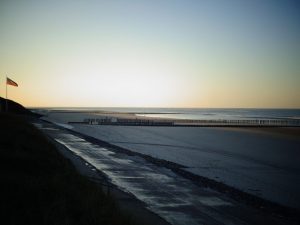 Einsam und verlassen liegt er da, der weitläufige Strand von Wangerooge. Die Sonne ist schon hinter dem Horizont verschwunden. - Foto: Dieter Warnick