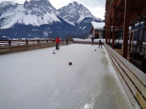 Die grüßzügige Hotelterrasse dient im Winter als Eislaufbahn oder zum Eisstockschießen, im Sommer zur mittäglichen Jause oder nachmittäglichem Kaffeegenuss. – Foto: Dieter Warnick