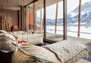 Die Ruhelounge bietet im Winter einen Blick ins verschneite Tal. – Foto: Hotel Mohr Life Resort Lermoos