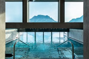 Im Outdoor-Infinitypool schwimmt der Gast der Zugspitze ein Stück entgegen. – Foto: Hotel Mohr Life Resort Lermoos