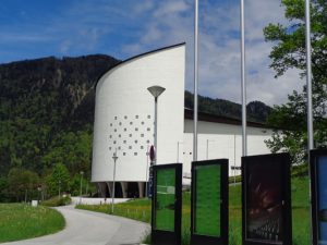 Im Festspielhaus Erl wird der renommierte Hirnforscher Prof. Dr. Gerald Hüther beweisen, dass es nie zu spät ist, um miteinander glücklich zu sein. – Foto: Dieter Warnick