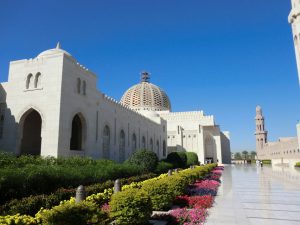 Die Sultan-Qabus-Moschee in Muscat bietet 20 000 Gläubigen Platz; sie ist eine der wichtigsten Bauwerke des Landes und eine der weltweit größten Moscheen. – Foto: Dieter Warnick