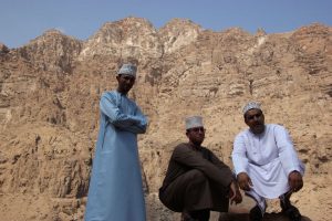  Omanis vor einer imposanten Felskulisse. - Foto: Michael Stephan 