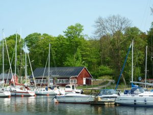 Boote im Hafen von Åhus.