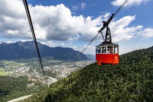 Mit der 1928 fertig gestellten Seilschwebebahn geht es hinauf auf den 1614 Meter hohen Predigtstuhl. Die Sicht auf Bad Reichenhall ist fantastisch. – Foto: Berchtesgadener Land Tourismus / Tom Lamm