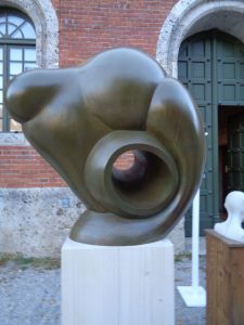 Tobias Gruber arbeitet viel und gerne mit Bronze. Er stellt seine Kunstwerke im In- und Ausland aus und ist zudem Dozent an der Bad Reichenhaller Akademie. Diese Skulptur nennt er „Der Freie Blick“. – Foto: Dieter Warnick