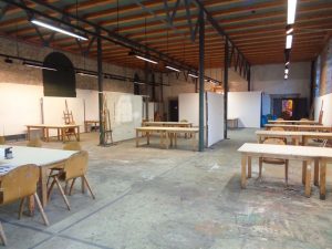 Im Werkstattgebäude der Alten Saline befindet sich heute die Reichenhaller Akademie unter anderem mit einem Atelier, das früher als Lagerstätte für das wertvolle „weiße Gold“ gedient hat, das Bad Reichenhaller Salz. – Foto: Dieter Warnick