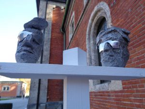 Diese beiden Gesichter aus Aluminium (Titel: „2 men abroad“) sind typisch für die Arbeiten von Tobias Gruber und seinen Bruder Manuel. – Foto: Dieter Warnick