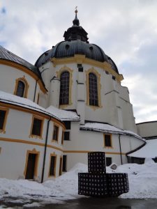 Biertragerl vor der Klosterkirche – in Ettal irgendwie passend. - Foto: Dieter Warnick