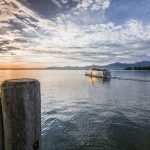Abendstimmung am Chiemsee. Ein Ausflugsboot macht sich auf zu seiner letzten Fahrt an diesem herrlichen Tag. - Foto: Chiemsee-Alpenland Tourismus