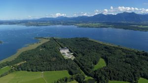 Die Insel Herrenchiemsee mit dem gleichnamigen Märchenschloss. - Foto: Chiemsee-Alpenland Tourismus