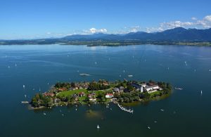 Auf der Fraueninsel liegt ein Fischerdorf und das Kloster Frauenwörth mit Campanile. - Foto: Chiemsee-Alpenland Tourismus