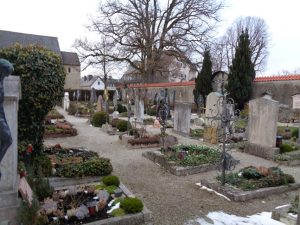 Auf dem Inselfriedhof nördlich der Klosterkirche liegen viele Künstler und Gelehrte begraben, neben dem Chiemseemaler Max Haushofer etwa die Schriftsteller Wilhelm Jensen und Felix Schlagintweit. - Foto: Dieter Warnick