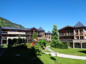 Modern im Aussehen, erbaut im traditionellen Stil: Die Wildkogel Resorts in Bramberg. – Foto: Dieter Warnick