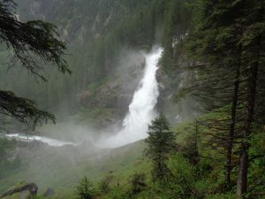 Nur 15 Kilometer von Bramberg entfernt stürzen sich die weltbekannten Krimmler Wasserfälle in die Tiefe. – Foto: Dieter Warnick