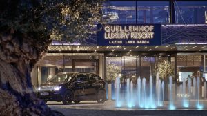 Das Quellenhof Luxury Resort Lazise - Eingang mit Brunnen. Foto: Alexander Haiden