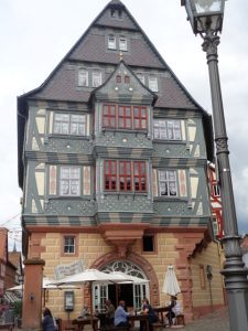 Das alt-ehrwürdige Gasthaus „Zum Riesen“ in Miltenberg ist das älteste Gasthaus Deutschlands. – Foto: Dieter Warnick 