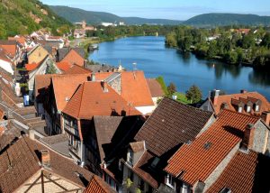 Hoch über den Dächern von Miltenberg fließt der Main in seinem komfortablen Bett. – Foto: Churfranken e.V. / Mainblende