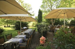 Unter großen Sonnenschirmen das Abendessen genießen – die Klostermühle hat kulinarisch jede Menge zu bieten. – Foto: Michael Meyer Photographie