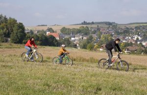 Ob mit dem Tourenrad, E-Bike oder Mountainbike: Die Strecken rund um Bad Steben sind für jung und alt, sportliche oder weniger fitte Naturfreunde, bestens geeignet. – Foto: Bad Steben 