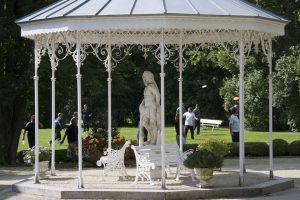 Pavillon am Rosengarten im Kurpark. – Foto: Reinhard Feldrapp