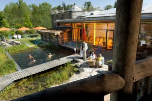 Die Therme von Bad Steben ist ein Anziehungspunkt aus nah und fern. Hier Sauna und Badeteich. – Foto: Bad Steben