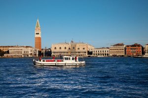 Mit einer Pénichette in Venedig unterwegs zu sein ist etwas ganz Besonderes. – Foto: Locaboat Holidays | © by Martin Schulte-Kellinghaus